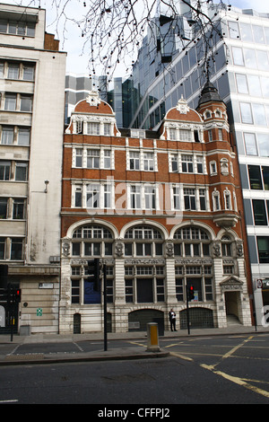 Altes Gebäude aus dem Jahr 1886 eingekeilt zwischen 2 neuere Gebäude. EG4 Farringdon Street, London, England, UK Stockfoto