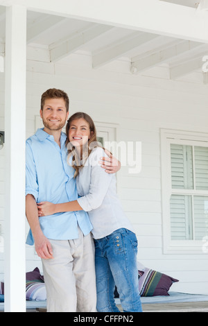 Ein Mann und eine Frau blickte lächelnd stehen außerhalb Stockfoto