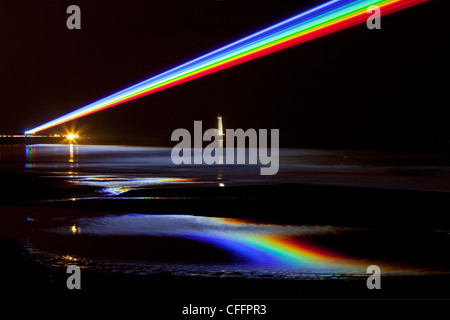 Olympischen Laser Show leuchtet St. Mary's, atemberaubende Reflexionen hier nahm der Olympischen Laser-Show auf die Straße. Tyneside Regenbogen Stockfoto