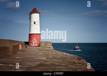 Berwick Leuchtturm und Fischerboot, Berwick Leuchtturm befindet sich dieser Leuchtturm am Ende der Mole in der historischen Stadt Stockfoto