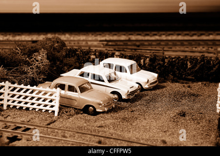 Modellautos in Folge als Teil einer größeren Modellbahnanlage Stockfoto