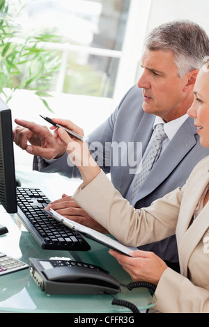 Geschäftsfrau, die helfen, ihre Kollegin Stockfoto