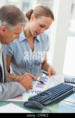 Chef gerade Diagramme mit seinen Angestellten Stockfoto