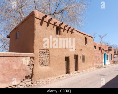 Das historische De Vargas Street House, bekannt als das älteste Haus in den USA, das traditionelle Adobe-Architektur im Stadtzentrum von Santa Fe, New Mexico, zeigt Stockfoto