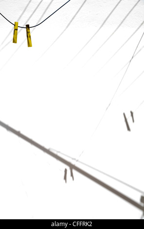 Wäscheklammern an die Wäscheleine Stockfoto