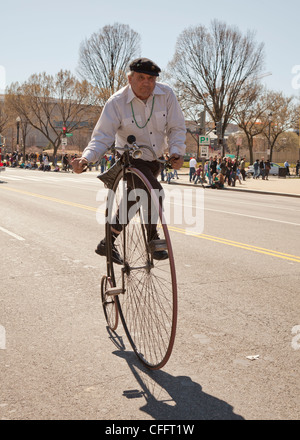 Mann Reiten Kunststücke auf einem High-Rad Fahrrad Stockfoto