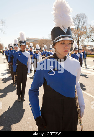 High School marching band Mitglieder an Aufmerksamkeit stehend Stockfoto