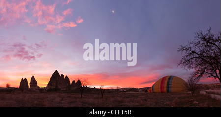 Panoramablick auf einen Sonnenaufgang in Kappadokien in der Türkei. Stockfoto