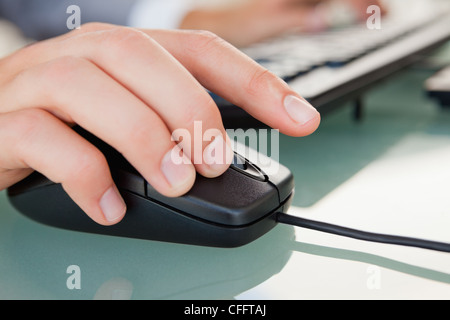 Nahaufnahme der Hand des Mannes mit einem Mausklick Stockfoto