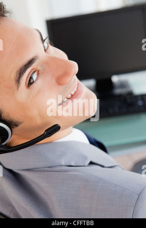 Porträt eines schönen Geschäftsmann mit einem Kopfhörer Stockfoto