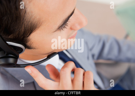Winkel-Hochschuss von einem Mann im Gespräch mit einem Kopfhörer Stockfoto