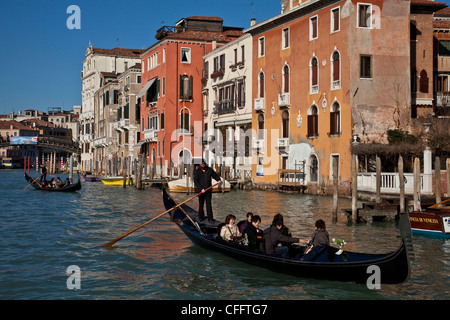 Eine Gruppe von Touristen nehmen eine Gondelfahrt auf den Canal Grande, Venedig, Italien, Stockfoto