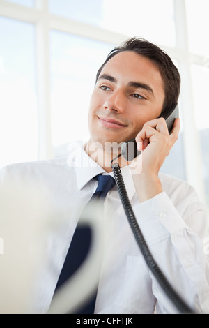 Nahaufnahme eines Geschäftsmannes aufrufen Stockfoto