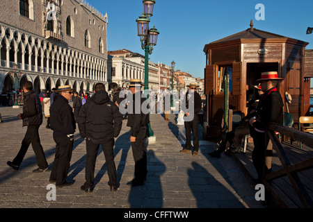 Gondolieri in Markusplatz, Venedig, Italien Stockfoto