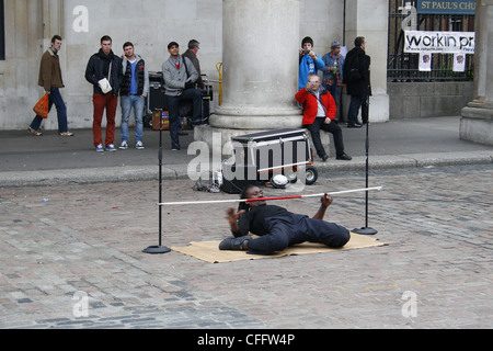 Menschen, die Straßenkünstler beobachten. Covent Garden, Westend, City of Westminster, London, Greater London, England Stockfoto