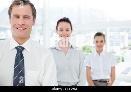 Lächelnde Handwerker in einer Reihe Stockfoto