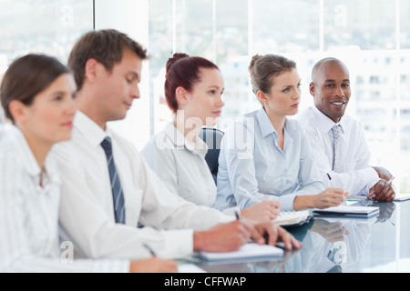 Handwerker in einem Meeting sitzen Stockfoto