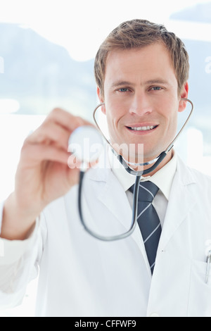 Lächelnd Arzt mit Stethoskop Stockfoto