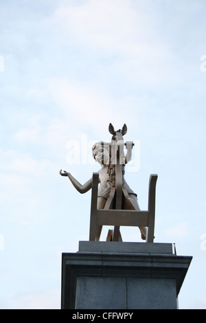 Junge auf einem Schaukelpferd auf dem Fourth Plinth in Trafalgar Square, London, England, UK Stockfoto