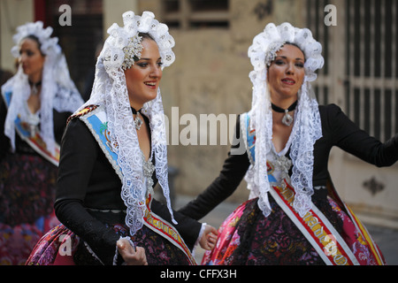 Spanische Frauen tragen traditionelle Kleidung während der Straße Prozession, Alicante, Spanien Stockfoto
