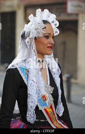 Spanierin tragen traditionelle Kleidung während der Straße Prozession, Alicante, Spanien Stockfoto