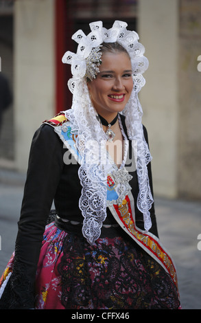 Spanierin tragen traditionelle Kleidung während der Straße Prozession, Alicante, Spanien Stockfoto