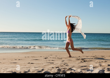 Attraktive Frau im Bikini mit einem sarong Stockfoto