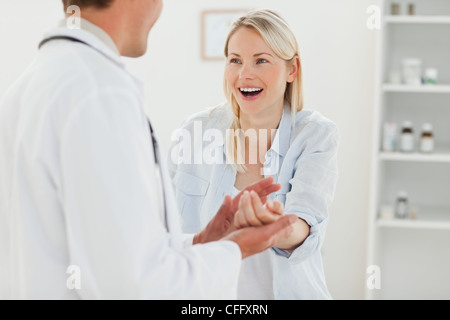 Glücklicher Patient immer gute Nachrichten von ihrem Arzt Stockfoto