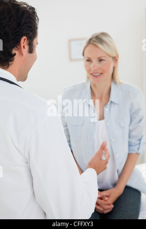 Rückansicht des Patienten hören von ihrem Arzt Stockfoto