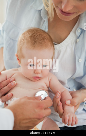 Baby immer seinen Herzschlag getroffen Stockfoto