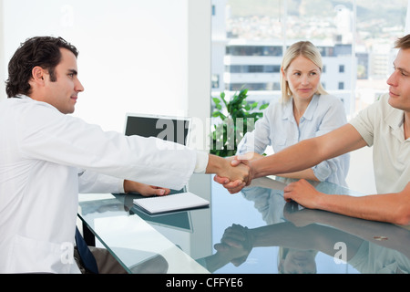Seitenansicht des Arztes Gruß paar Stockfoto