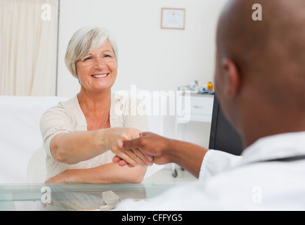 Frau, die ihr Arzt Gruß Stockfoto