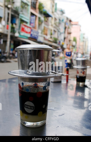 Frisch serviert vietnamesische Kaffeepulver mit individuell gravierten Pokal in einem Café in Vietnam Saigon (Ho-Chi-Minh-Stadt). Stockfoto