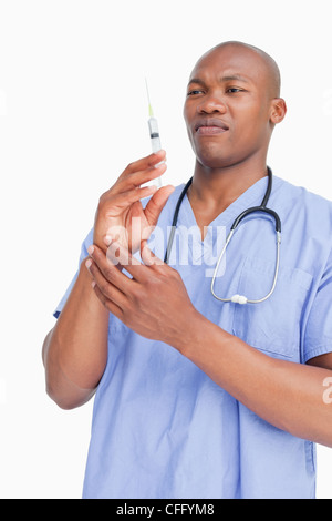 Arzt Vorbereitung Spritze Stockfoto