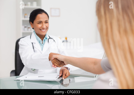 Handshake zwischen einem Arzt und ihre Patienten Stockfoto