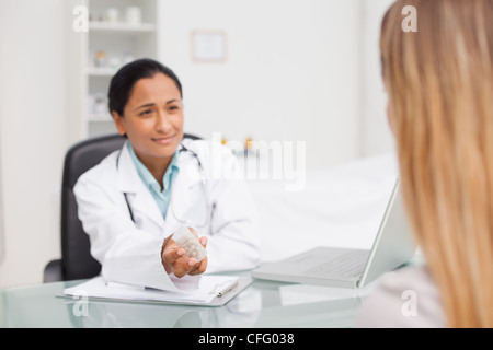 Lächelnde Arzt Pillen zu ihren Patienten geben Stockfoto