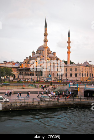 Yeni Camii oder der neuen Moschee ist auf das Goldene Horn am südlichen Ende der Galata-Brücke in Istanbul, Türkei. Stockfoto