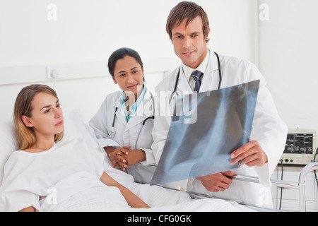 Zwei Ärzte und Patienten betrachtet man eine Röntgenaufnahme Stockfoto