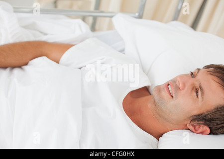 Draufsicht eines entspannten Patienten liegen in einem Bett Stockfoto