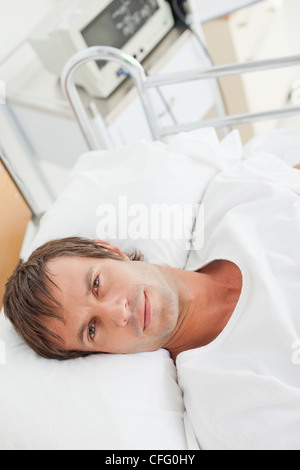 Draufsicht eines schweren Patienten in die Kamera schaut Stockfoto