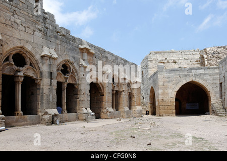 Krak des Chevaliers. Syrien. Der Innenhof des Schlosses Kreuzritter ist geprägt durch die markanten gotischen Stil Portikus oder Stockfoto