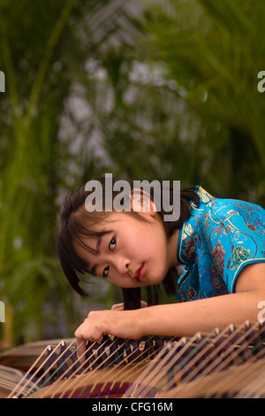 Alice-Gu-Zheng-Ensemble weibliche Musiker spielen die Guzheng in 2010 Smithsonian Folklife Festival auf der Mall in Washington, D.C. Stockfoto