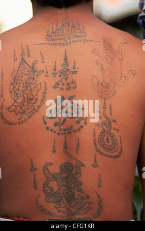 Thailand, Tattoos am Rücken des Mannes Stockfoto