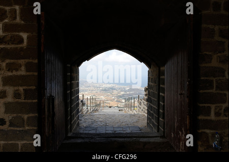 Qalaat Marqab. Syrien. Blick auf die Küstenebene und Mittelmeer durch den gewölbten Eingang der Kreuzfahrerburg. Qalaat Stockfoto