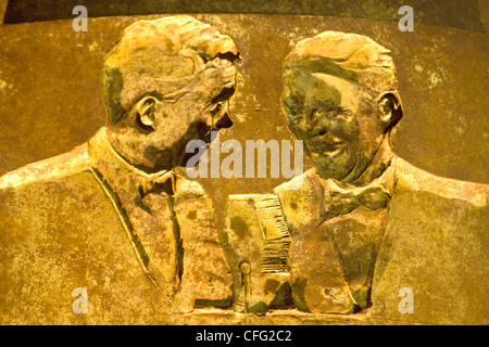 Nahaufnahme von Bronze Basrelief negative Zahlen von Robert Graham Titled "Social Programme" - 2. Begriff Raum FDR Mem, Washington DC Stockfoto