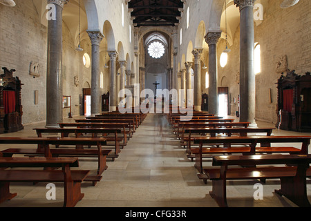 Italien, Apulien, Troia, die Kathedrale, Innenansicht, Hauptschiff Stockfoto