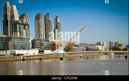 Puente De La Mujer (Spanisch für "Frau Brücke") ist eine Fußgängerbrücke in die neue Puerto Madero Comercial von Buenos Aires Stockfoto