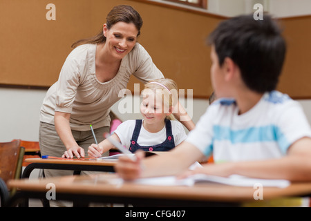 Lehrer helfen, student Stockfoto