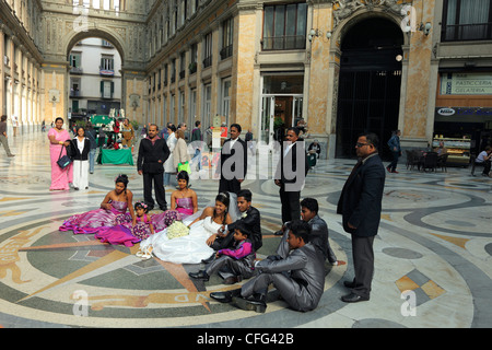 Italien, Kampanien, Neapel, Hochzeit-Gruppe in der Galleria Umberto ich Stockfoto