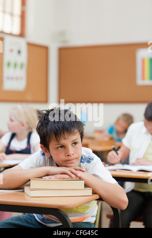 Traurig aussehende Schüler in der Klasse Stockfoto